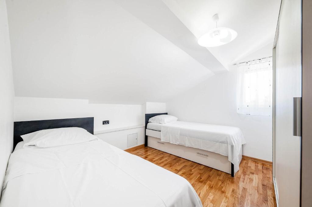 Postel nebo postele na pokoji v ubytování Apartment GRC Grebastica