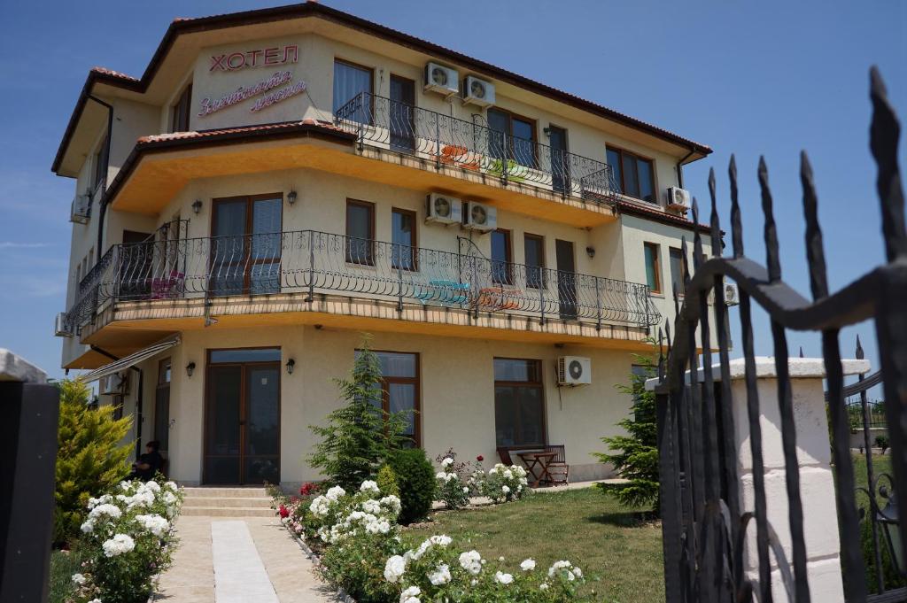 a building with a fence in front of it at Guest House Golden Flake 4km from Bolata beach in Bŭlgarevo