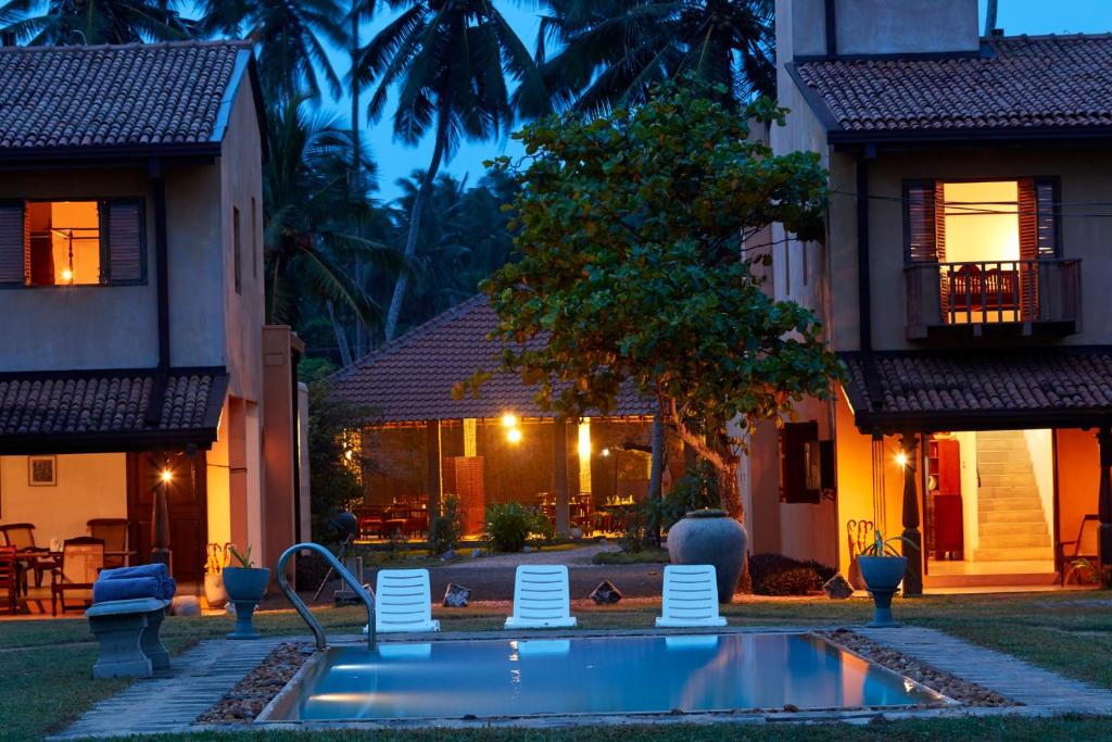 uma piscina no meio de uma casa em Villa Sunbird em Negombo