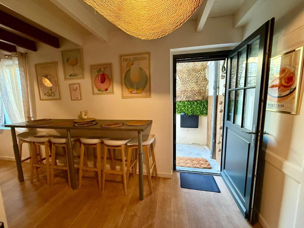 a dining room with a table and some chairs at Pastel De Nata #Hypercentre #Stationnement facile in Cognac