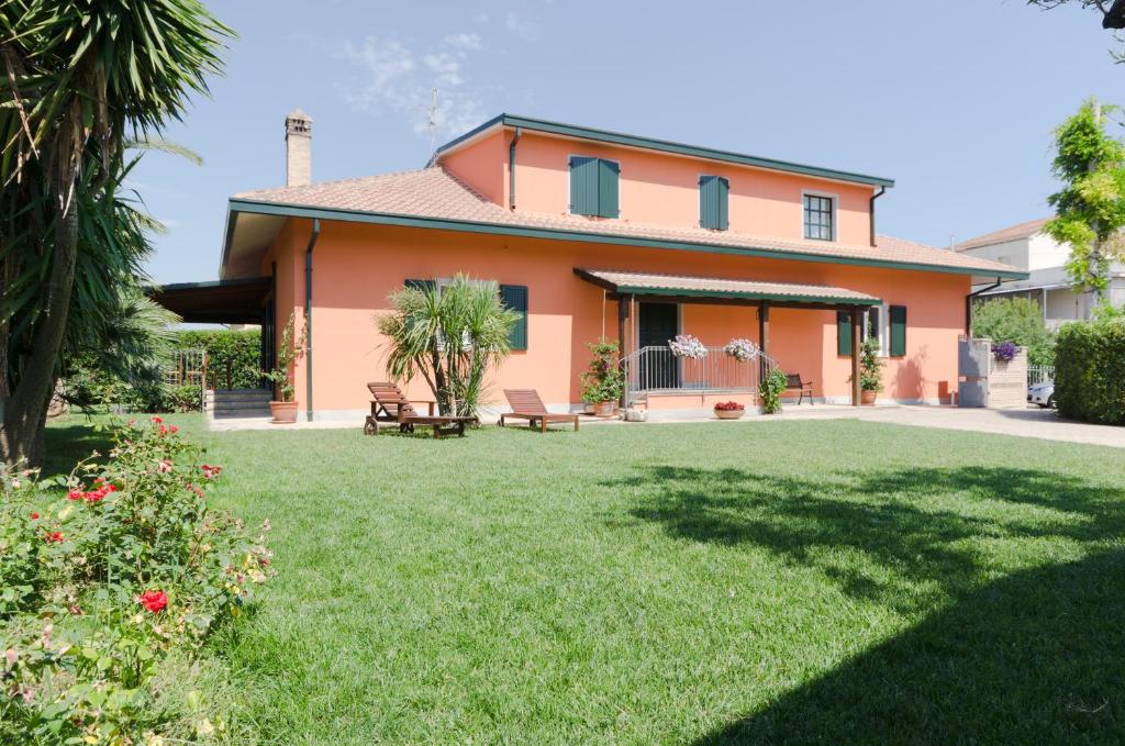 a house with a lawn in front of it at Borgo Dragani in Ortona