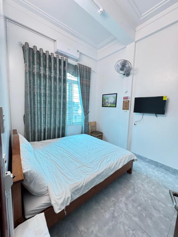 un dormitorio con una cama y una ventana en 26 Hotel Mộc Châu, en Sơn La