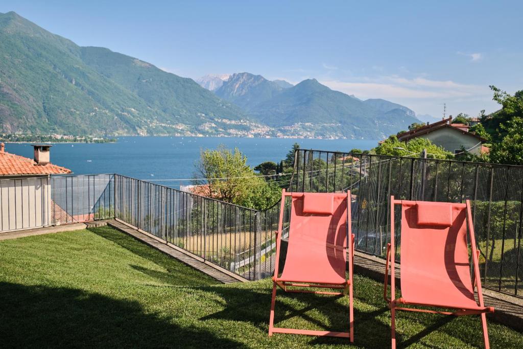 two chairs on a lawn with a view of the water at Casa Terracotta in Cremia