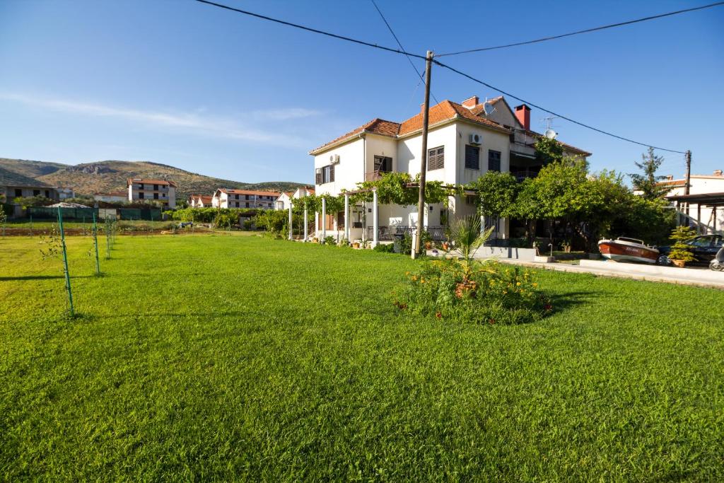 Vonkajšia záhrada v ubytovaní Apartments Svilan