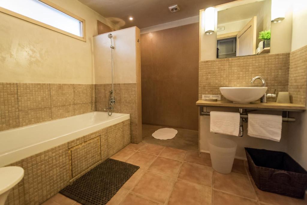 a bathroom with a tub and a sink and a bath tub at Al Lago in Zahara de la Sierra