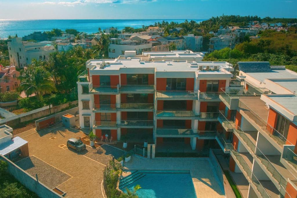 Vue aérienne d'un bâtiment avec l'océan en arrière-plan dans l'établissement Residence ORYAM, à Trou aux Biches