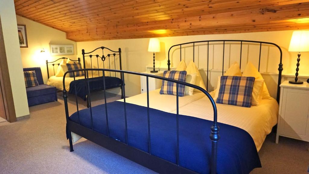 Un pat sau paturi într-o cameră la Pension Dachsteinhof