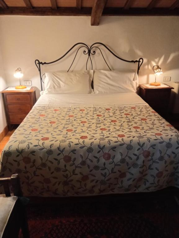 una camera da letto con un letto con copriletto floreale di Roman Babuino Inn a Roma