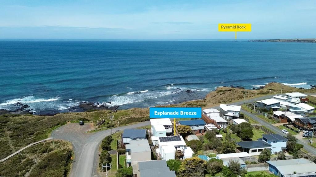 una vista aerea di una città con l'oceano di Esplanade Breeze Sunderland Bay a Sunderland Bay