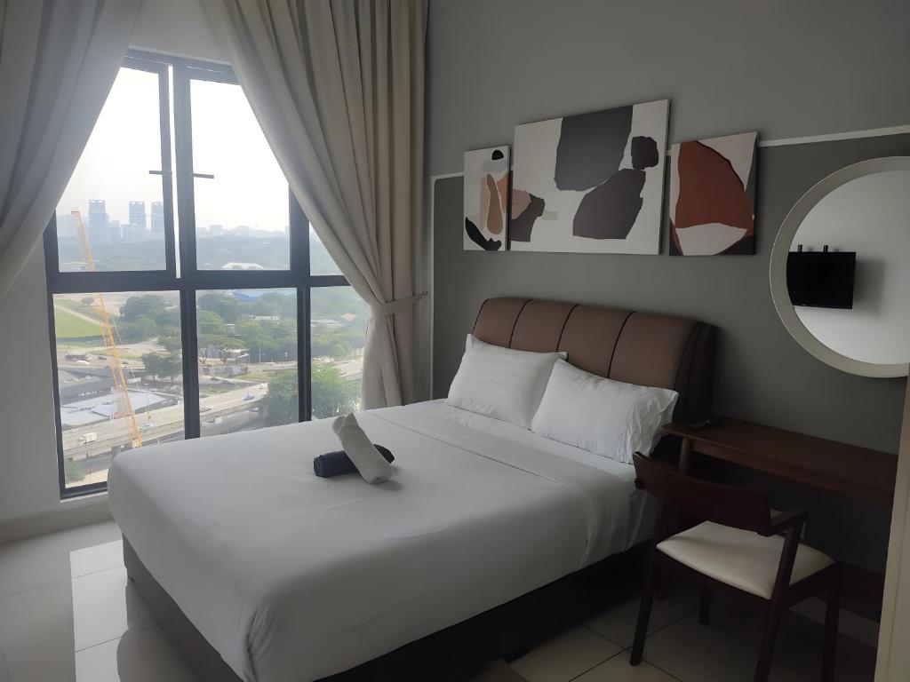 クアラルンプールにあるTrion Hotel by HAVENZA near TRX, Time Square and Bukit Bintangの大きなベッドと窓のある寝室