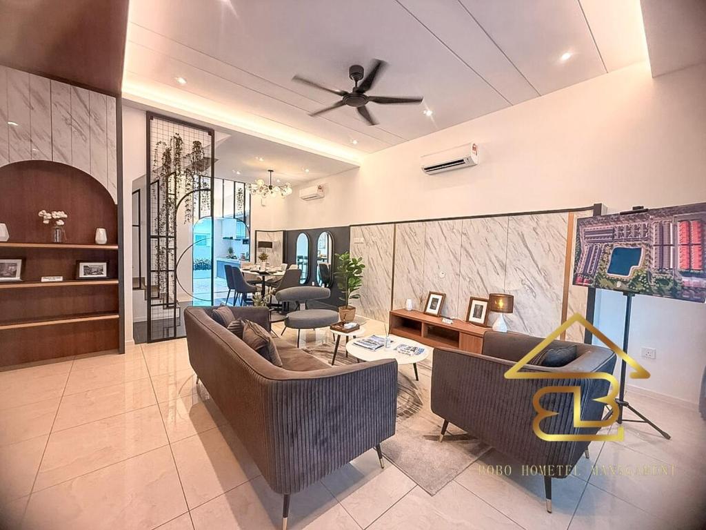een woonkamer met een bank en een plafondventilator bij GatherLuxe Ipoh, Landed 14Pax, KTV, Kids Room, Baby Cot in Chemor