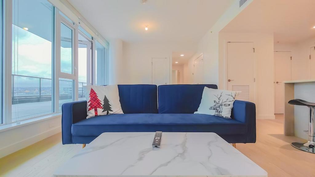 Posezení v ubytování Modern High-Rise Condo with Stunning Garden Views