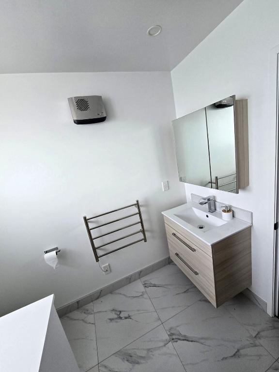 Modern 3-Level City Apartment Prime Cashel Street - Resim 3