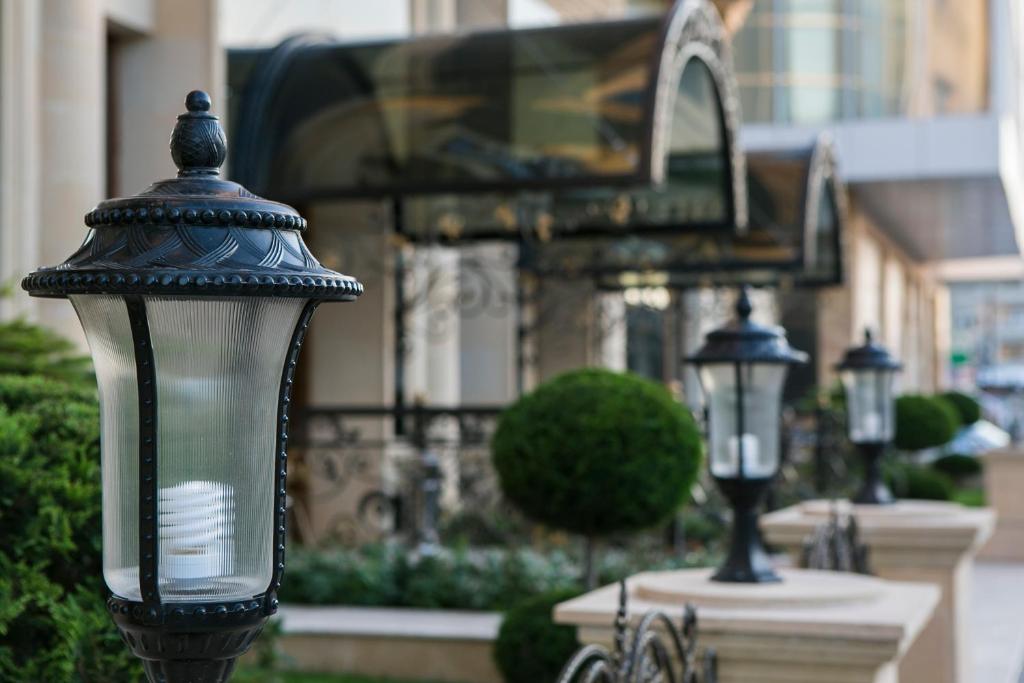 ein Straßenlicht vor einem Gebäude in der Unterkunft Azalea Hotel Baku in Baku