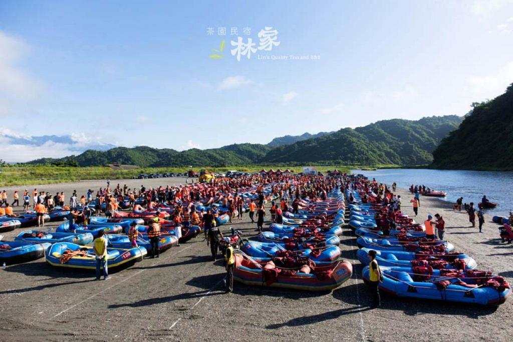a large group of people standing around boats on a beach at Lin Tea B&amp;B in Ruisui