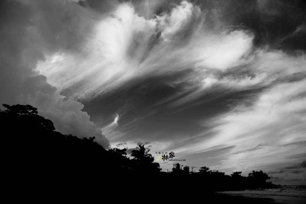 a black and white photo of a cloudy sky at Lin Tea B&amp;B in Ruisui