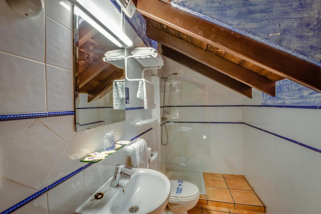 un baño con lavabo e inodoro en Hotel Rural Huerta del Laurel, en Monachil