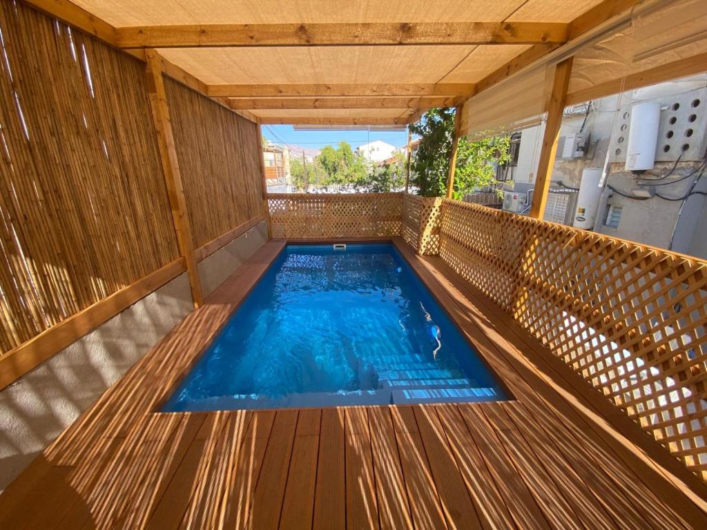 Πισίνα στο ή κοντά στο סוויטת הדקל