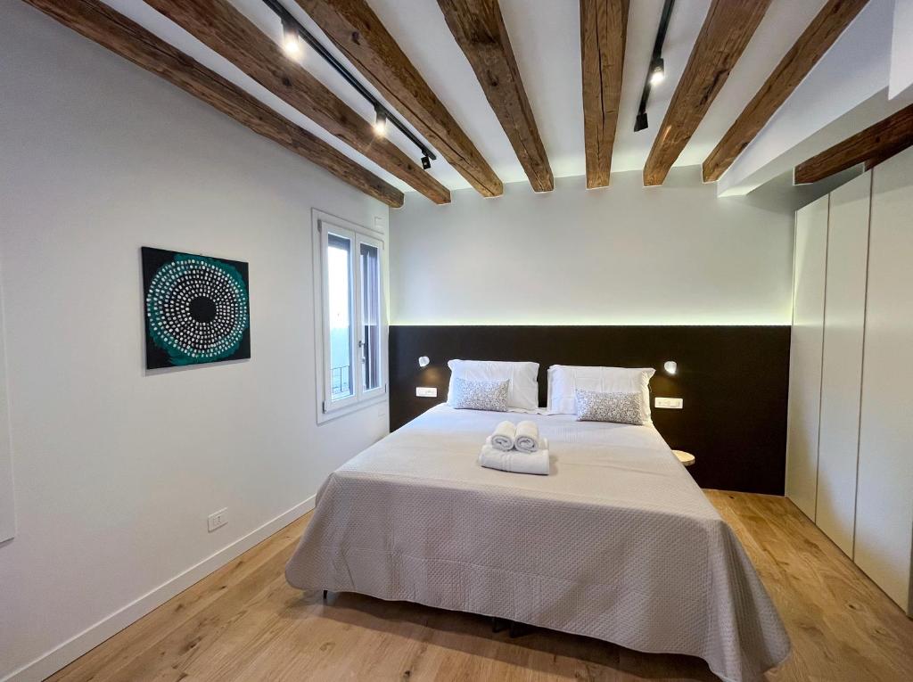 Un dormitorio con una cama con dos toallas encima. en Ca Ducale 2 min da Piazza San Marco e Palazzo Ducale, en Venecia