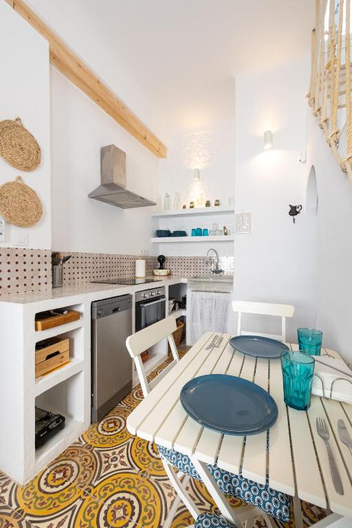 a kitchen with a table and chairs in a room at Casa Al-Janda in Barbate