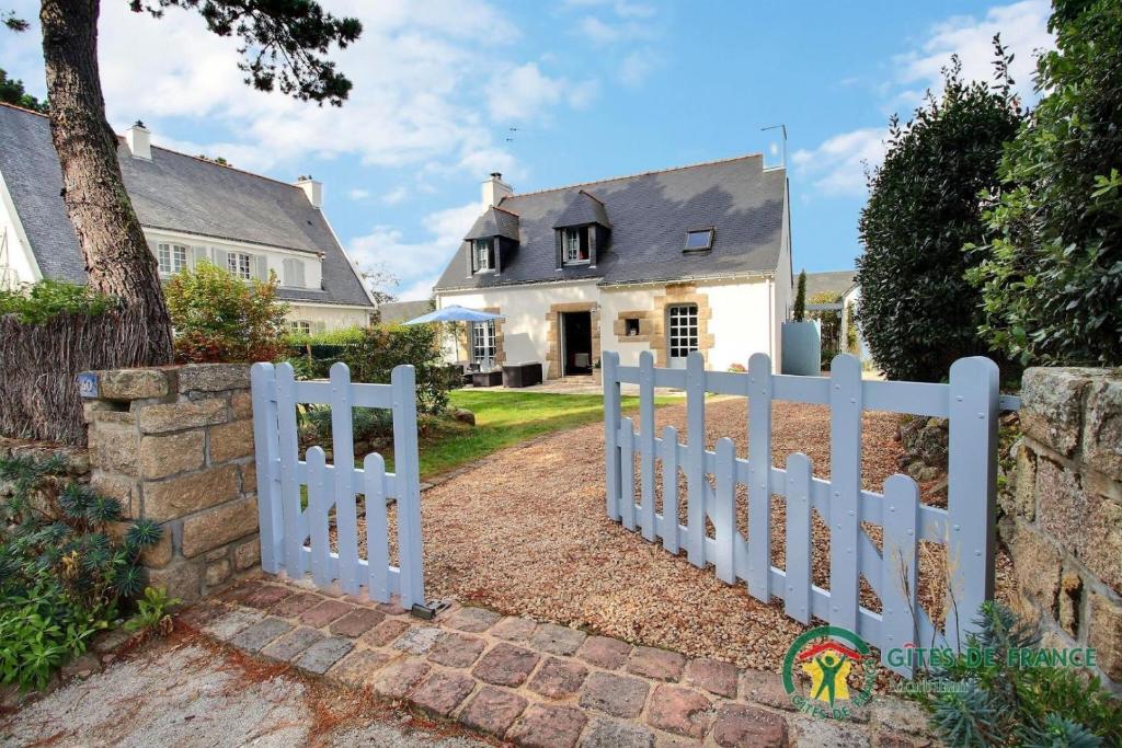 una cerca blanca frente a una casa en Villa kormoran, en Carnac