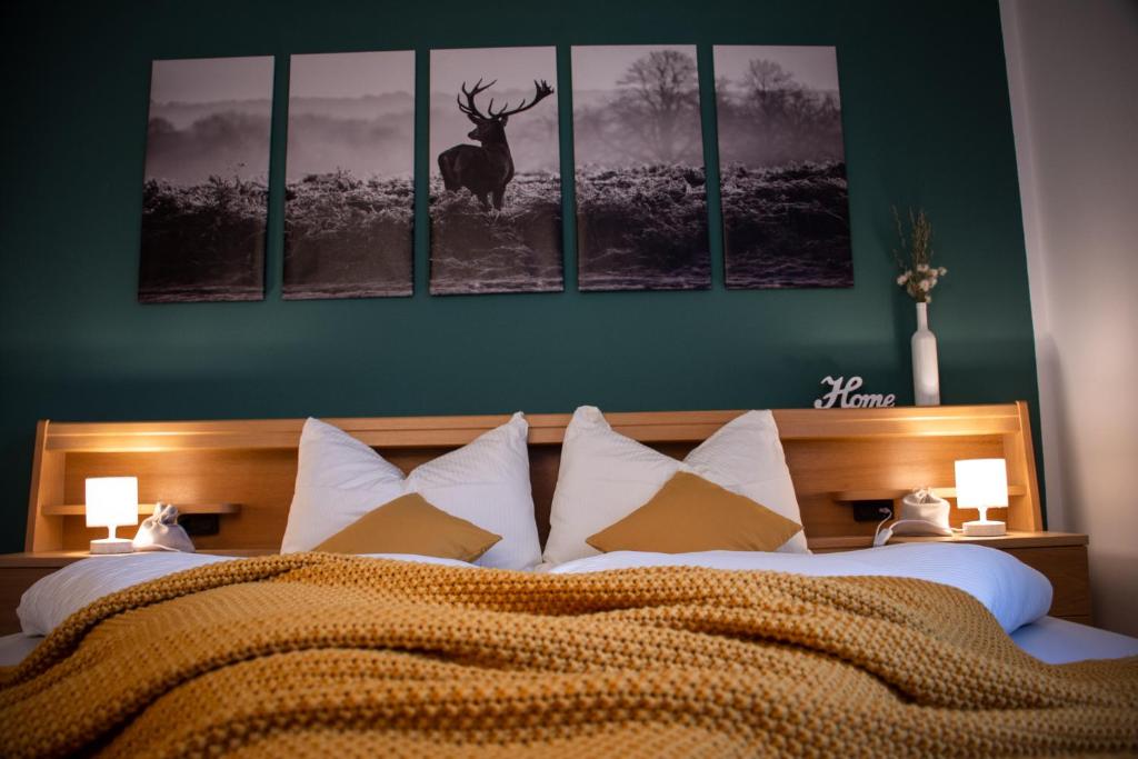 ノーヴァ・ポネンテにあるNock Apartment Dolomites in South Tyrol - Italyのベッドルーム(鹿の写真付)
