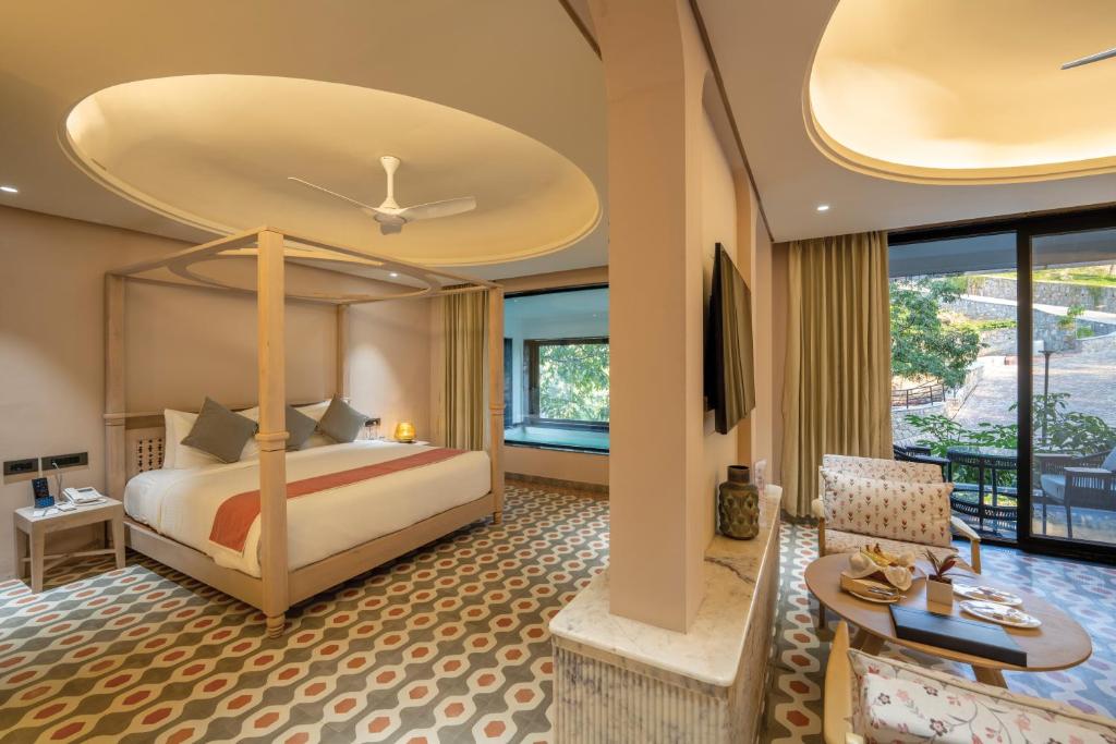 una stanza d'albergo con un letto e un tavolo di Kananwas Resort, Kumbhalgarh a Kumbhalgarh