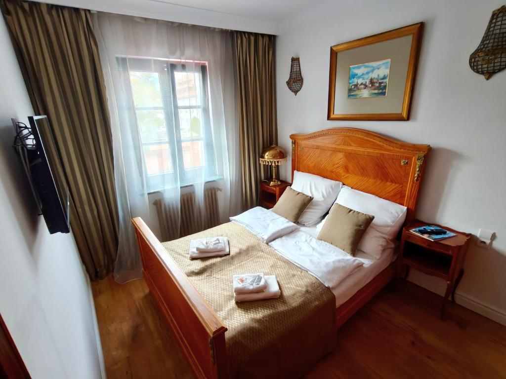 a bedroom with a bed with two towels on it at Apartament Dominikańska 6 in Toruń