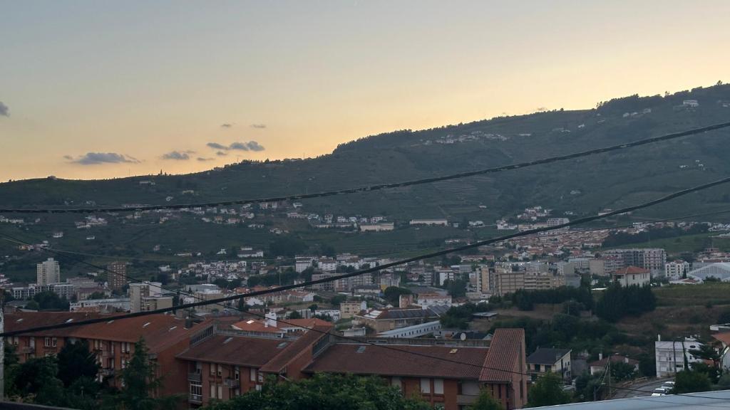 a view of a city with a mountain in the background at Boa Passagem AL in Bicas