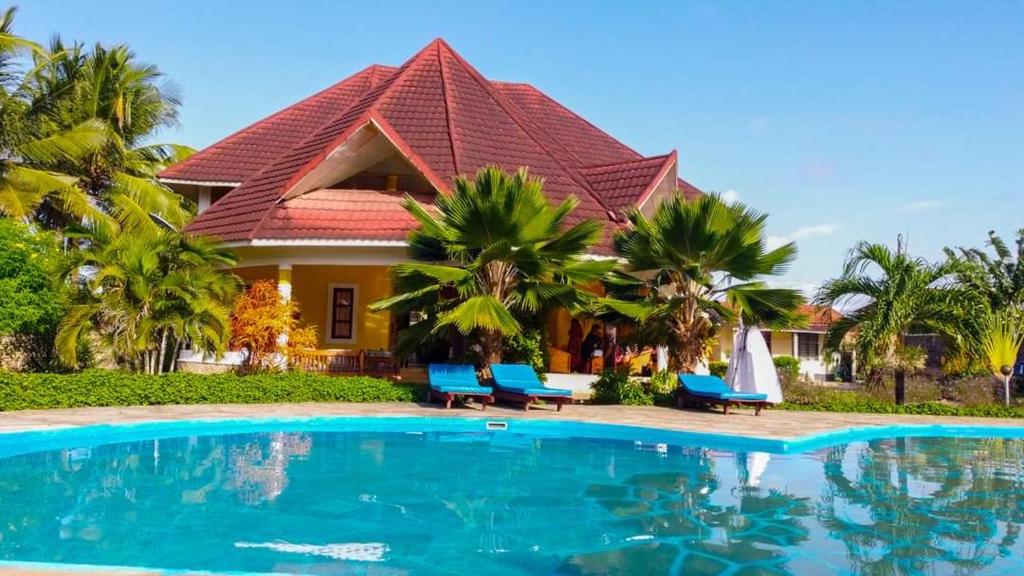 una casa con piscina delante en Private 3 Bedroom Villa - Diani, en Ukunda