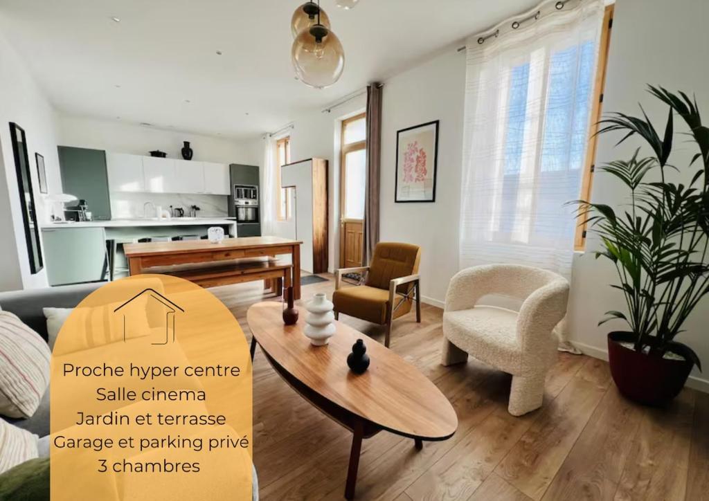 un soggiorno con un tavolo e un divano di Charming townhouse Air conditioning and Parking a Montauban