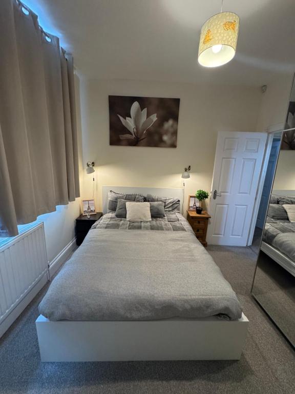 Postel nebo postele na pokoji v ubytování Elegant Boutique Flat in Historic Chislehurst