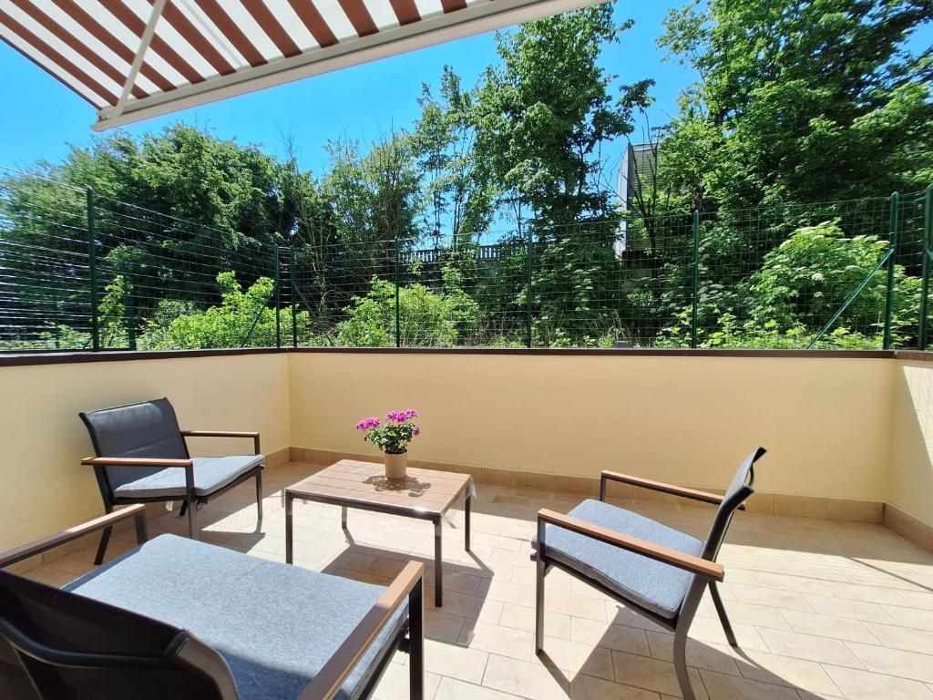 a patio with two chairs and a table and a window at BeB Tatiana in San Donato Milanese