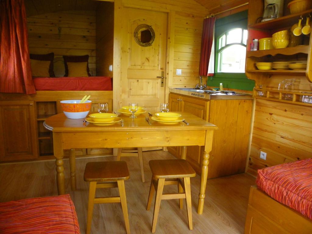 Kuchyň nebo kuchyňský kout v ubytování Les Roulottes des Korrigans