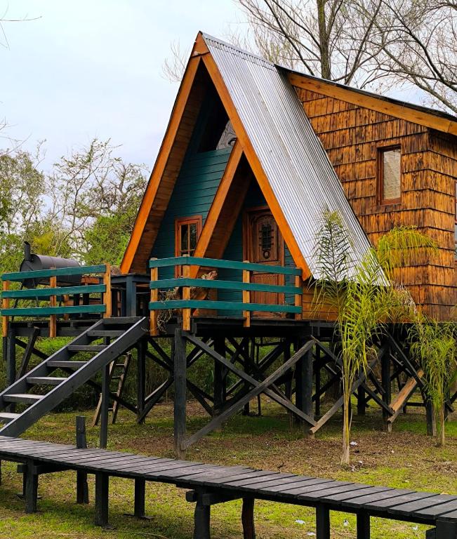 a small house with a roof on top of a bench at casa alpina Maxi premiun in Tigre