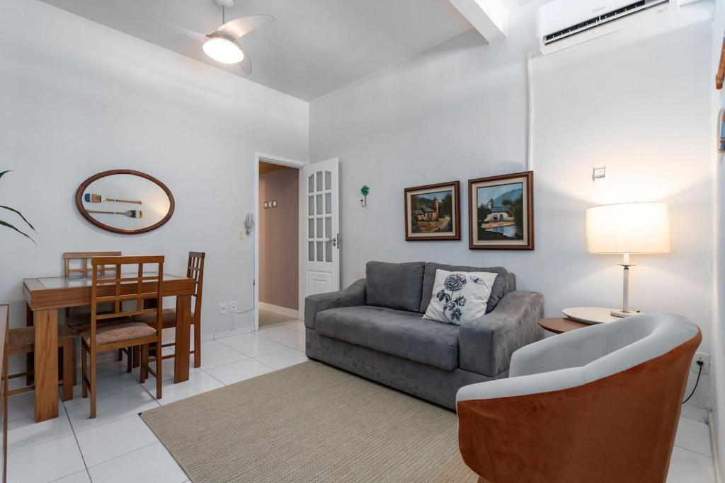 uma sala de estar com um sofá e uma mesa em Quiet apartment 6 minutes from Copacabana beach! no Rio de Janeiro