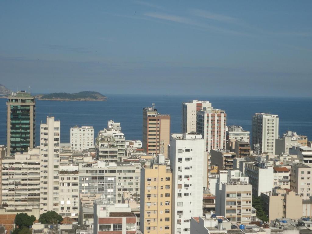 un perfil urbano con el océano en el fondo en Ipanema's heart, en Río de Janeiro