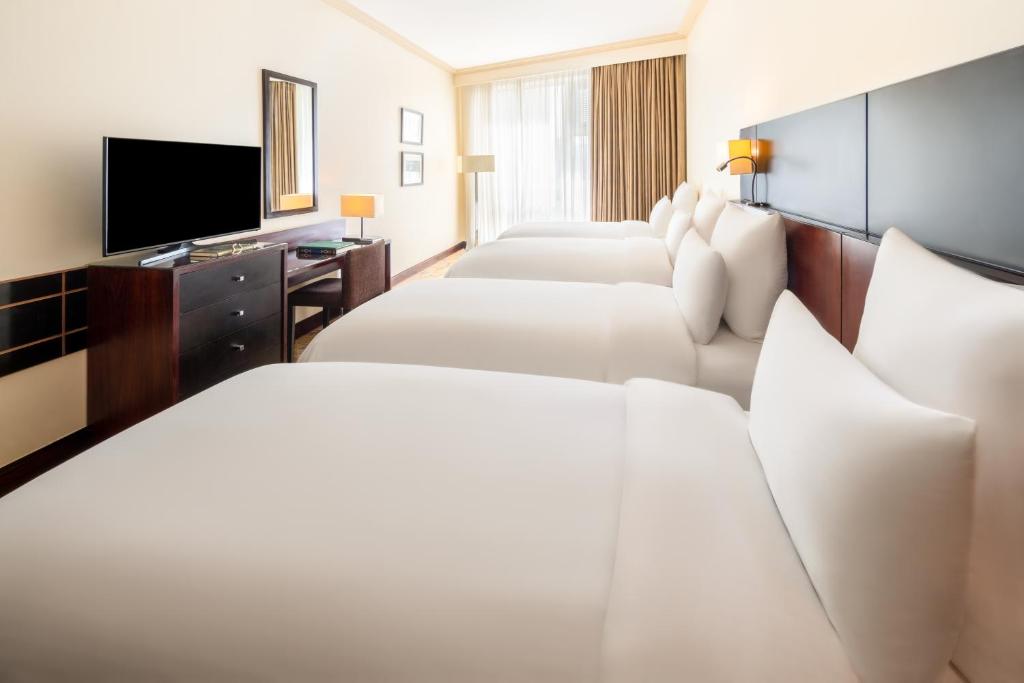 غرفة توأم ممتازة مع بإطلالة على الحرم QUAD PARTIAL 4 BED