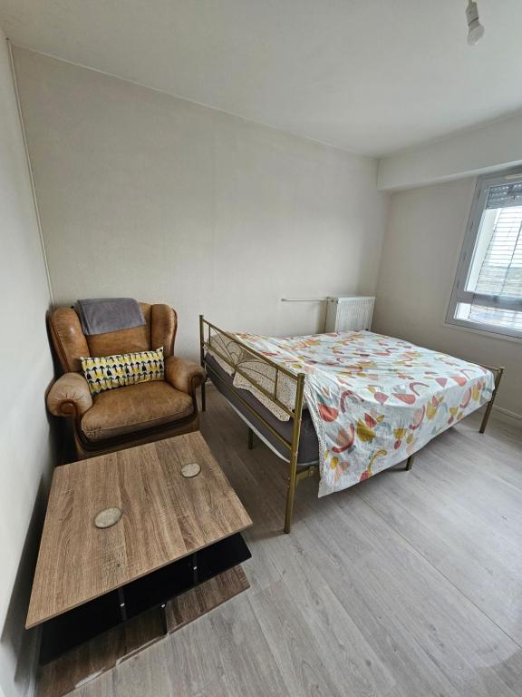 Ένα ή περισσότερα κρεβάτια σε δωμάτιο στο Chambre dans Appartement cetre ville de Tours