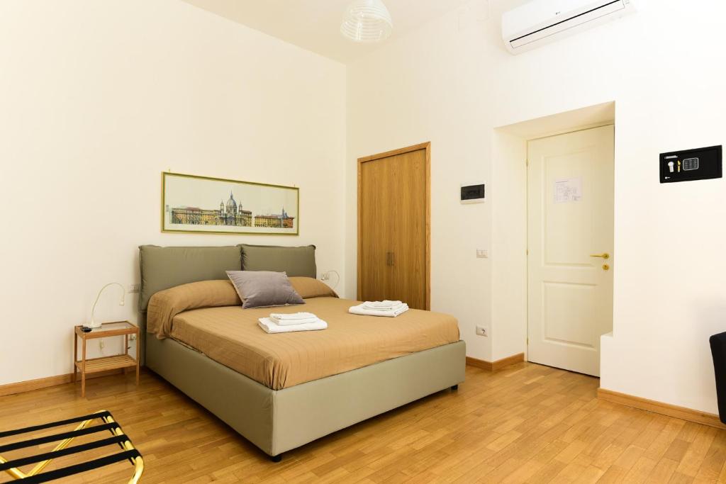 a bedroom with a bed in a room at CS Cosy Termini Studio in Rome