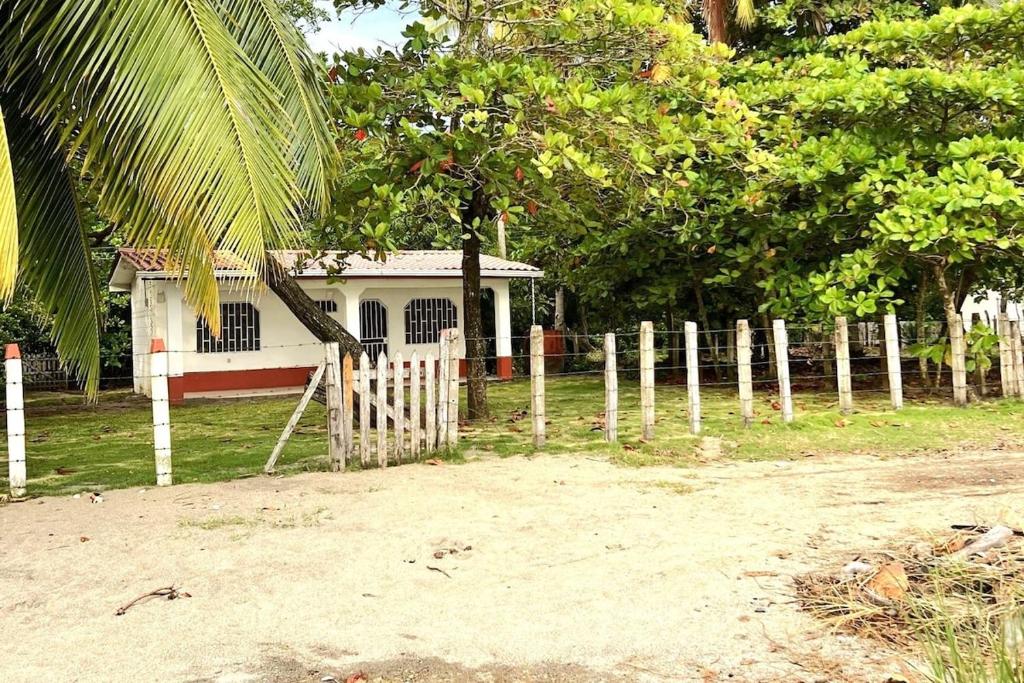 Κήπος έξω από το Casita en la playa