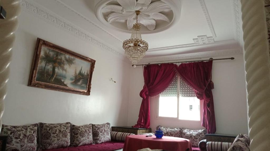 a living room with a couch and a window at Appartement Familial près Aéroport Tanger in Tangier