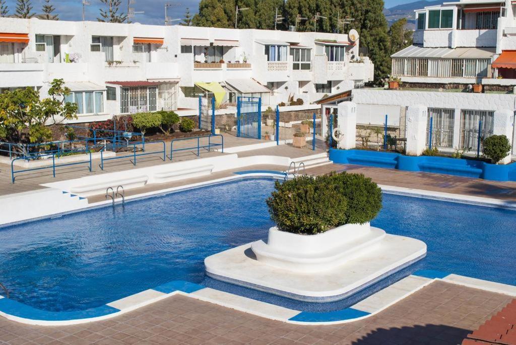 Una gran piscina frente a unos edificios. en Estudio Stephane Chapparal Costa del silencio, en Las Galletas