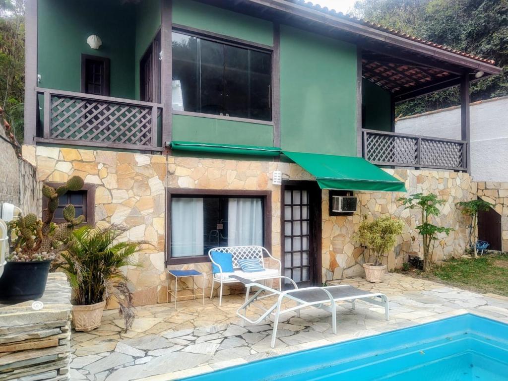 una casa con una piscina di fronte di Casa vacacional con piscina a Búzios