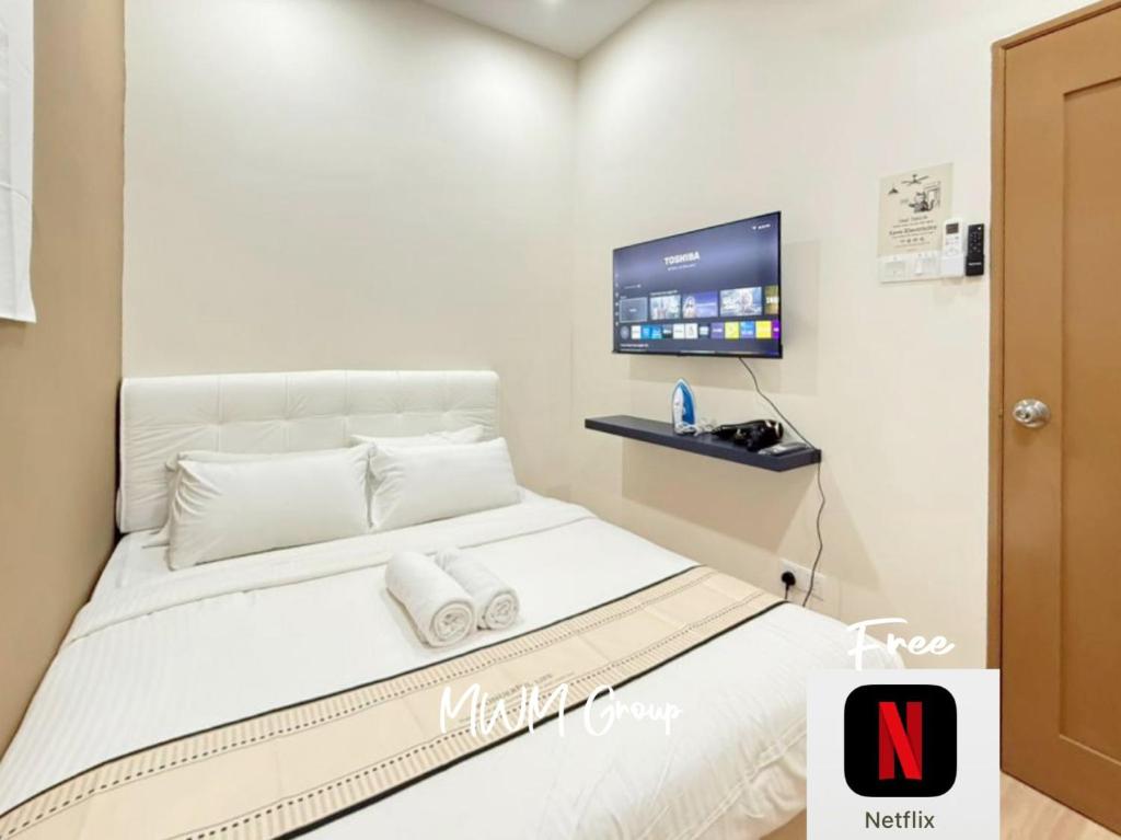 une petite chambre avec un lit et une télévision dans l'établissement Rooms at Jalan Jerau 3mins Drive to Plaza Pelangi, à Johor Bahru