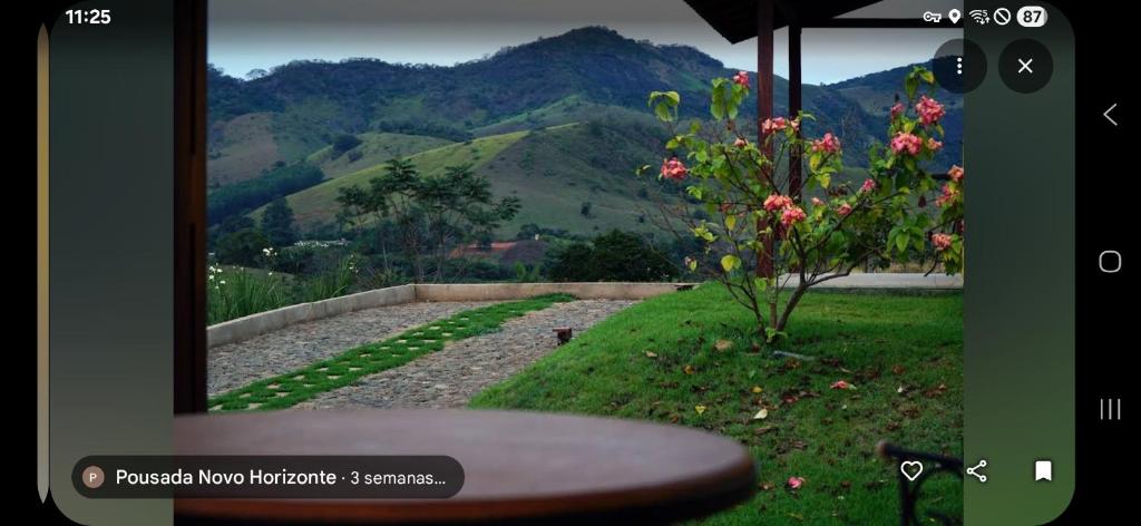 a television screen with a view of a mountain at Chalés Novo Horizonte in Natividade do Carangola
