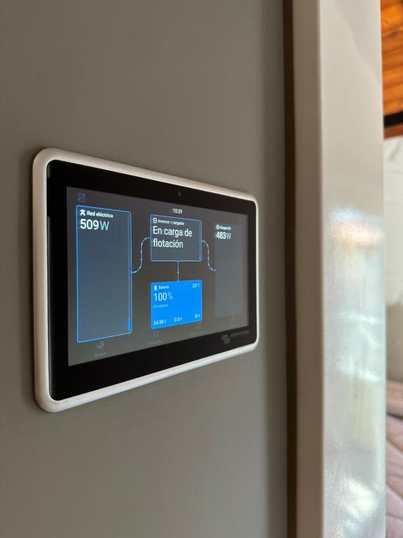 ein an einer Wand mit einer Tür befestigter Fernseher in der Unterkunft Apartmento Lecheria 3 hab 2 baños Moderno hasta 8 personas in El Morto de Barcelona