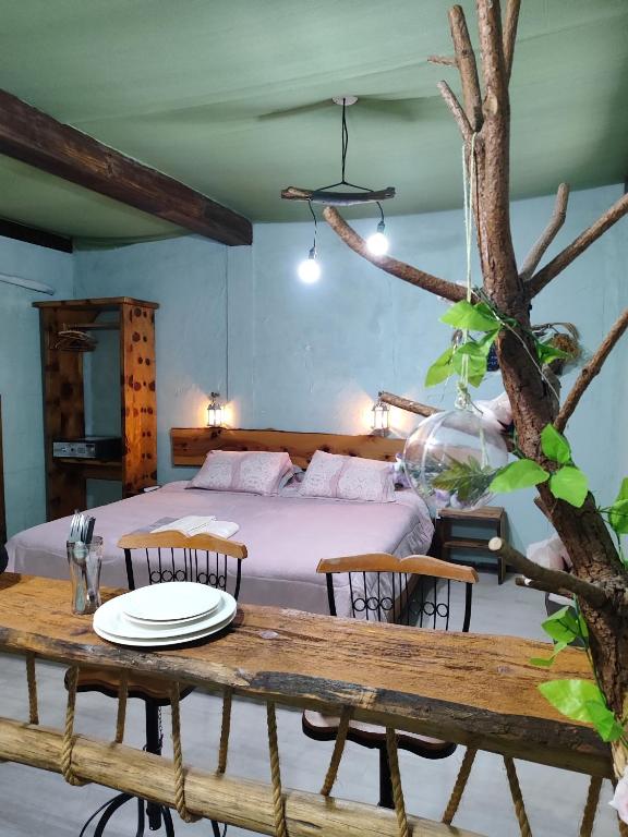 a bedroom with a bed and a wooden table with a table sidx sidx at Vila Ecológica Cambará in Cambará