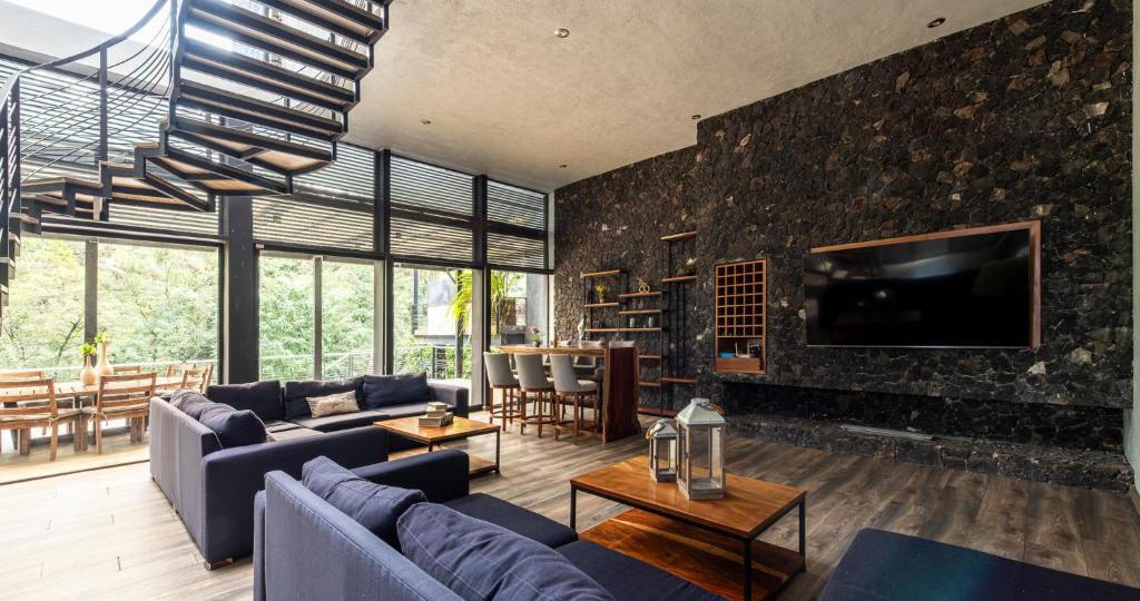 Μια τηλεόραση ή/και κέντρο ψυχαγωγίας στο Villa Napoli - Forest retreat, pool, jacuzzi, river