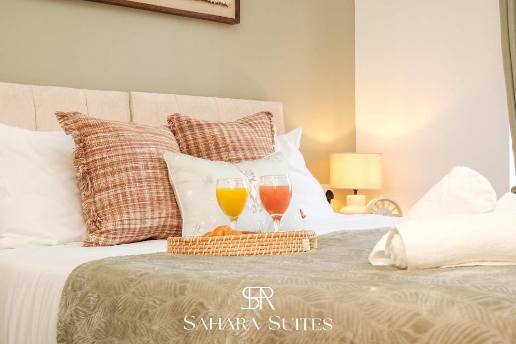 En eller flere senge i et værelse på New! Stylish 5BR Home - Contractors Stay - Sleeps 9 - Parking